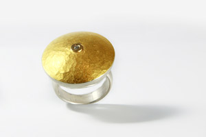 Goldring mit Diamant